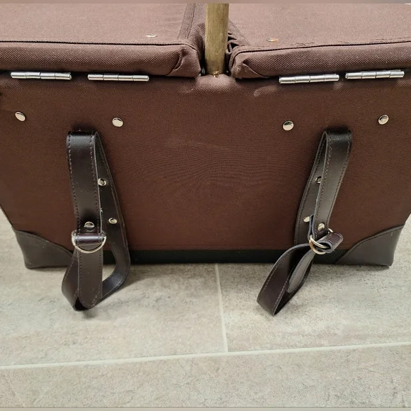 Picnic Time Picnic basket set- New with tags - Picture 5 of 7